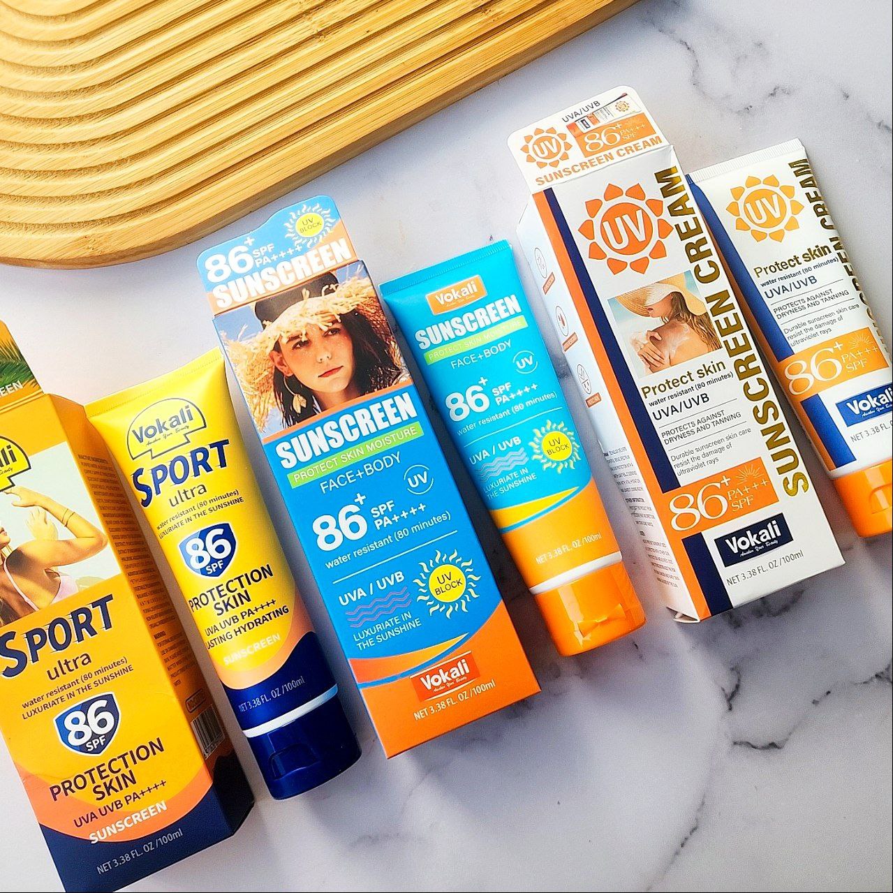 رنگ‌هاش دقیقاً مثل خود بسته‌بندی‌هاش دلبرن؛ هر کدوم یه حس متفاوت می‌ده هم برای گونه عالی‌ان، هم برای لب—دوکاره و اقتصادی!  کدوم رنگشو می‌زاری تو کیف آرایشت؟ »  توضیح کامل رنگ‌بندی  01 – هلو صورتی (Peach Spring)  • صورتی-هلوئی لطیف • جلوه نچرال و دخترونه • عالی برای میکاپ روزانه  02 – هلویی گرم (Sweet Orange)  • نارنجی-هلوئی گرم • خیلی شاداب‌کننده • کسانی که رژهای کورال دوست دارن عاشقش می‌شن  03 – صورتی پاستلی (Strawberry Milk)  • صورتی شیری و ملایم • حالت «دلبرونه» روی لب میده • روی پوست روشن خیلی قشنگ می‌شه  04 – رز سرد (Cool Rose Pink)  • صورتی-تمشکی ملایم با ته‌مایه سرد • شیک، دخترونه و خاص • مناسب پوست روشن تا متوسط  05 – نود قهوه‌ای (Soft Brown)  • قهوه‌ای نچرال با کمی ته‌مایه گرم • خیلی‌خیلی طبیعی روی لب • بهترین انتخاب برای عاشقای نود  06 – قرمز توت‌فرنگی (Berry Red)  • قرمز مخملیِ میوه‌ای • برای میکاپ‌های خاص‌تر یا حالت «لب گاز زده» • پررنگ‌تر، شاداب‌تر و خیلی جذاب روی لب دارای بسته بندی کیوت