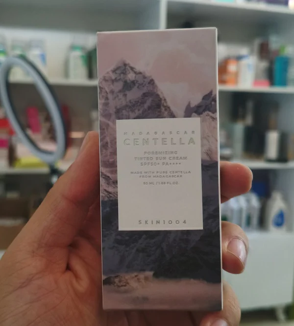 ضد آفتاب رنگی سنتلا Poremizing SPF50+ حجم 50 میل