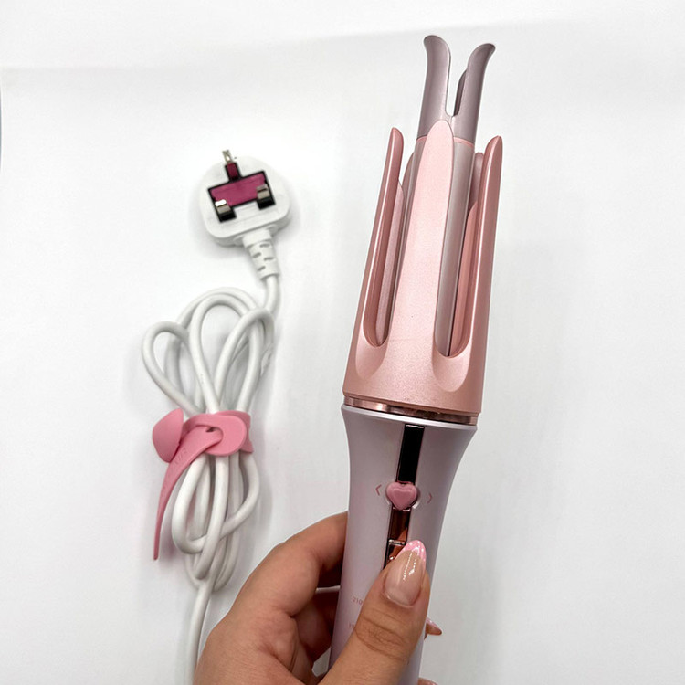 دستگاه کرلی مو صورتی شیگلم سایز 25 با فناوری چرخش خودکار و قابلیت تنظیم دما، به کاربر اجازه میدهد بدون نیاز به مهارت حرفهای، فرهایی زیبا و باکیفیت ایجاد کند.